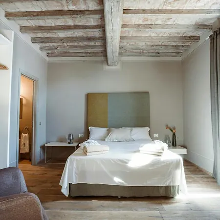 15th-century With Infinity Pool And View Сasa de vacaciones *